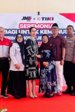 JNE dan TIKI Serahkan Bantuan Mobil Ambulans dan Jenazah untuk Kemanusiaan