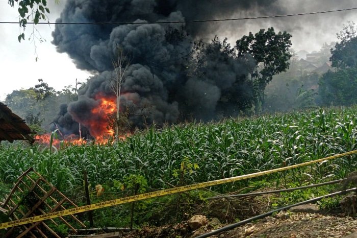 Api berkobar di sumur minyak rakyat Blora, tragedi yang membuka wacana legalisasi energi rakyat. (Dok. Tangkapan layar video)