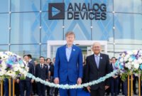 CEO dan Chair Analog Devices, Vincent Roche (kiri), bersama Managing Director Analog Devices Thailand, Wirat Sri-amonkitkul (kanan), saat seremoni pemotongan pita yang menandai pembukaan fasilitas manufaktur canggih terbaru ADI di Thailand.