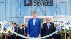 CEO dan Chair Analog Devices, Vincent Roche (kiri), bersama Managing Director Analog Devices Thailand, Wirat Sri-amonkitkul (kanan), saat seremoni pemotongan pita yang menandai pembukaan fasilitas manufaktur canggih terbaru ADI di Thailand.