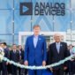 CEO dan Chair Analog Devices, Vincent Roche (kiri), bersama Managing Director Analog Devices Thailand, Wirat Sri-amonkitkul (kanan), saat seremoni pemotongan pita yang menandai pembukaan fasilitas manufaktur canggih terbaru ADI di Thailand.